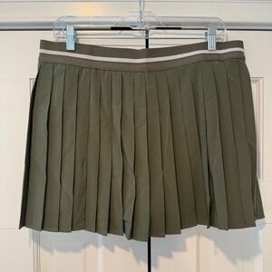 New! Never worn! Lands' End Olive Women's Active Woven Pleated Skort